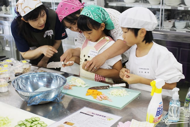 初めての包丁！野菜を切るのは子供達です。