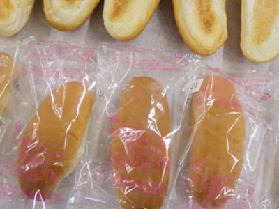 パン製造技術講習会で試験焼きされたパン。パンが個包装されて並んでいる。